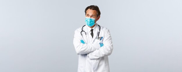 Covid-preventie van virusgezondheidswerkers en vaccinatieconcept onrustig denkende arts in de geneeskunde...