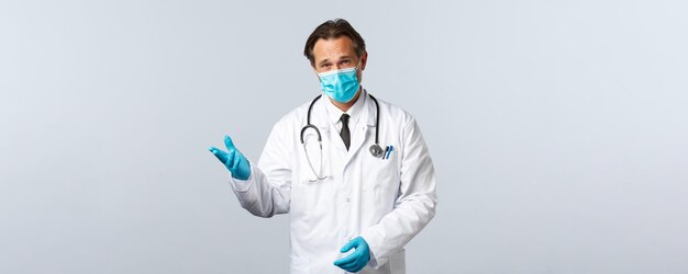 Covid-preventie van virusgezondheidswerkers en vaccinatieconcept serieus ogende arts in medische m ...