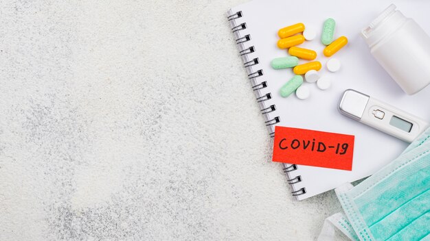 Covid19 arrangement op medisch bureau met kopie ruimte