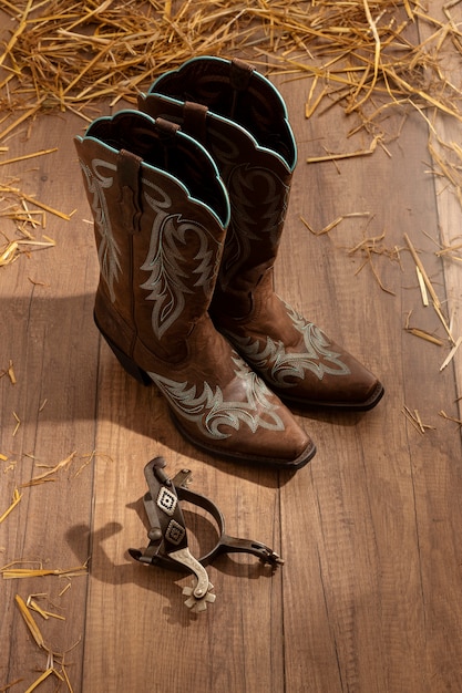 Gratis foto cowboy inspiratie met laarzen op houten vloer