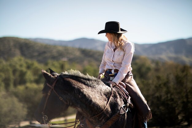 Cowboysilhouet met paard tegen warm licht