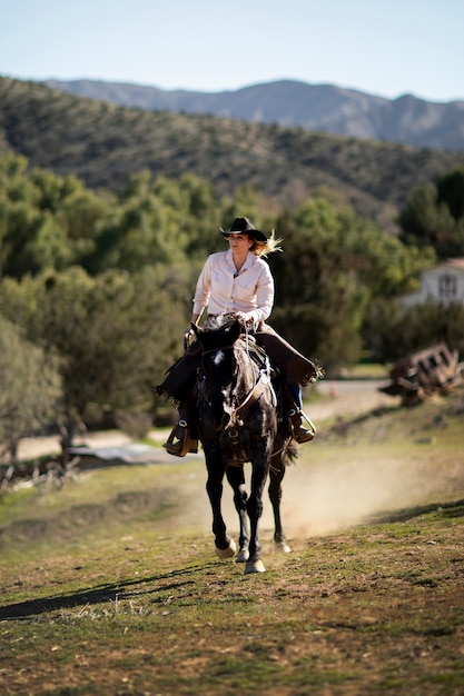 Cowboysilhouet met paard tegen warm licht