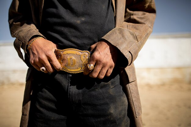 Cowboysilhouet tegen warm licht