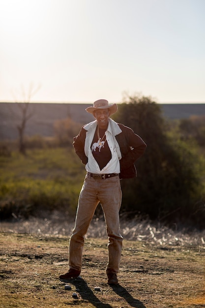 Gratis foto cowboysilhouet tegen warm licht