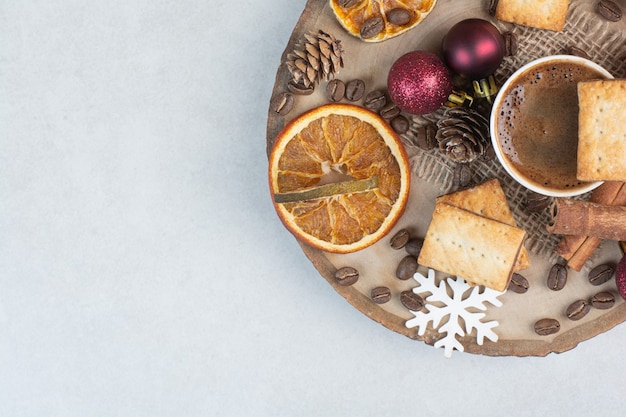 Crackers met aroma kopje koffie op houten plaat. Hoge kwaliteit foto