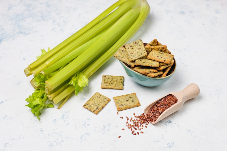 Gratis Foto crackers met olijfolie, linnenzaden en greens