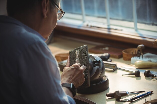 Craftswoman werken in werkplaats