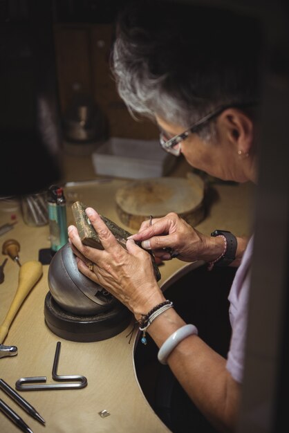 Craftswoman werken in werkplaats