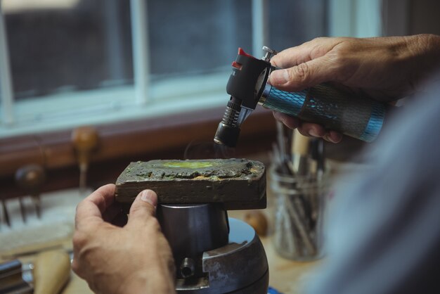 Craftswoman werken in werkplaats