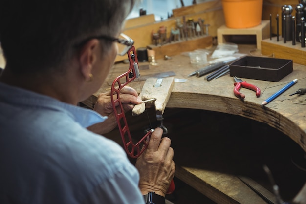 Craftswoman werken in werkplaats