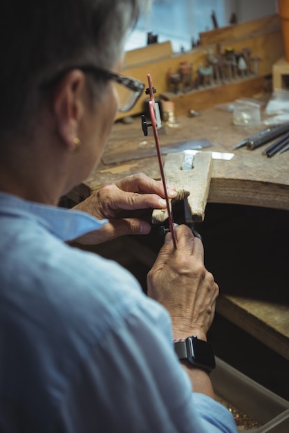 Craftswoman werken in werkplaats