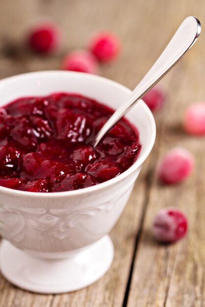 Cranberrysaus in een kopje