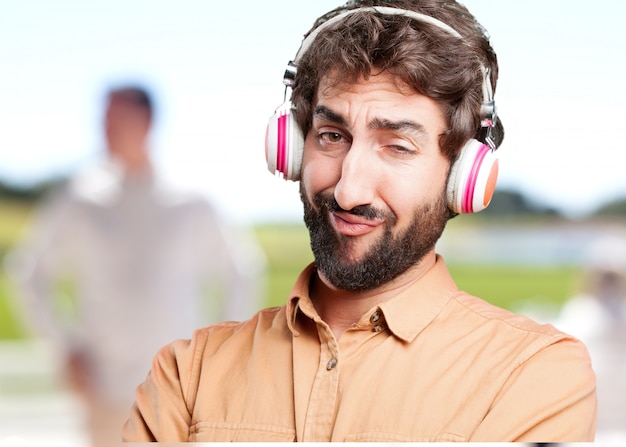 Gratis foto crazy man met headphones.funny expressie