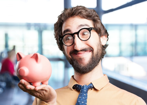 Crazy man met piggy bank.funny expressie