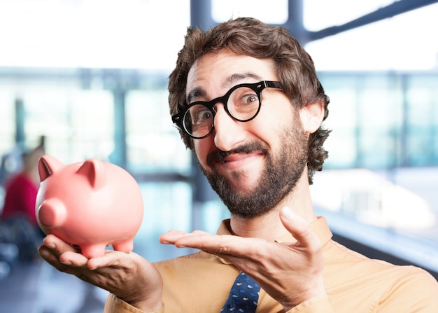 Gratis foto crazy man met piggy bank.funny expressie