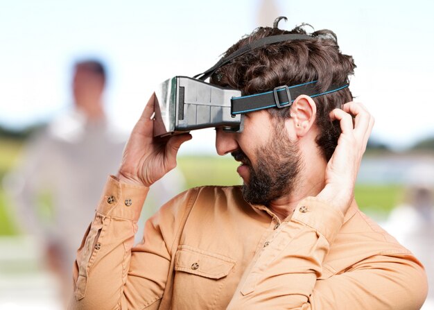 Gratis foto crazy man met virtuele glasses.funny expressie