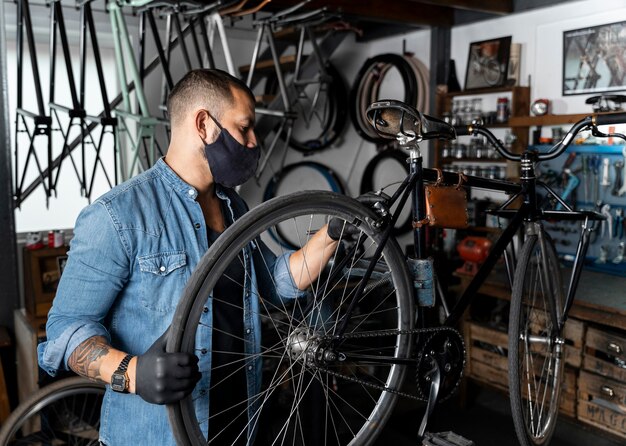 Creatie van fietsen in de werkplaats