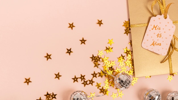 Creatief arrangement voor quinceañera feest met gouden sterren en cadeau
