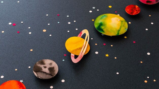 Creatief assortiment papieren planeten