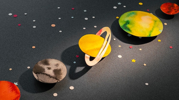 Creatief assortiment papieren planeten