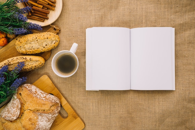 Creatief boekmockup met brood