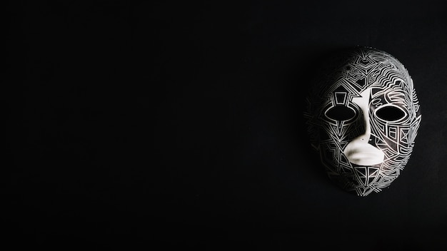Creatief griezelig masker op zwart