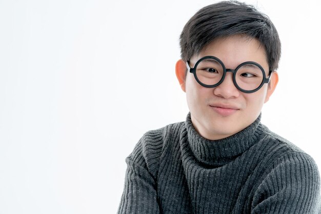 Creatief slim aziatisch mannetje met een emotioneel emotioneel portret van een bril met geluk en zelfverzekerd gevoel op een witte achtergrond