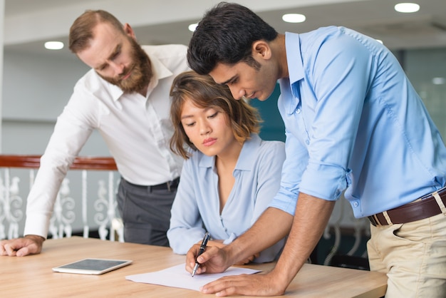 Creatief teamlid deelt ideeën met twee collega&#39;s