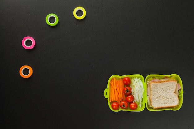 Gratis foto creatieve arrangement van lunchbox