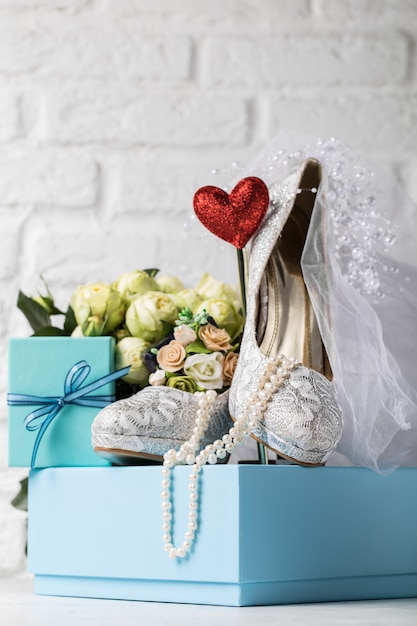 Creatieve arrangement van schoenen en decor