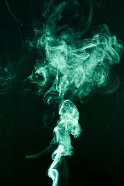 Creatieve groene rook op zwarte achtergrond