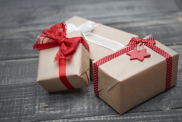 Creatieve kerstcadeautjes op houten bureaus