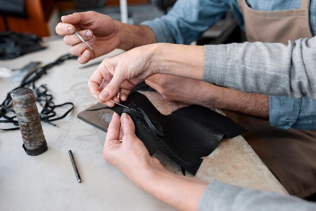 Creatieve kleermaker die in werkplaats aan een nieuw doek werkt