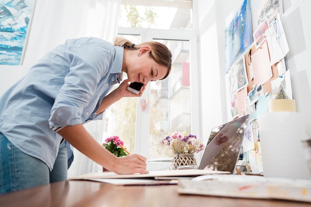 Creatieve kunstenaar die op telefoon spreekt