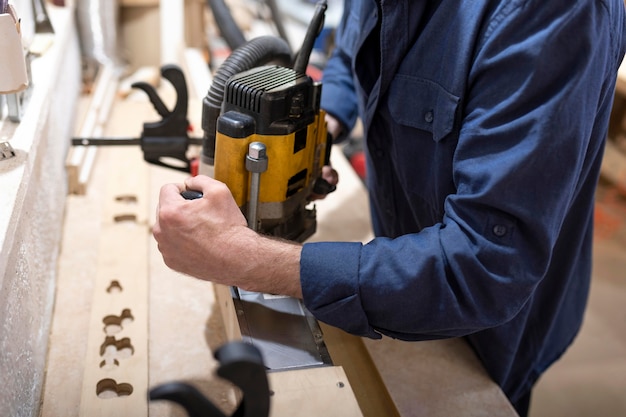 Creatieve man aan het werk in een houten werkplaats