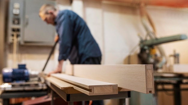 Creatieve man aan het werk in een woodshop