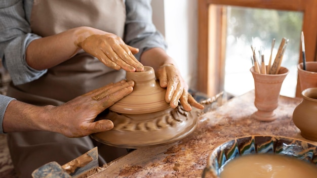 Creatieve mensen die werken in een pottenbakkerij