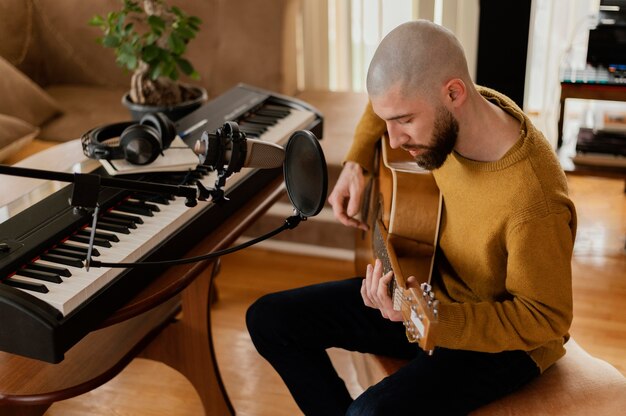 Creatieve muzikant die binnenshuis oefent