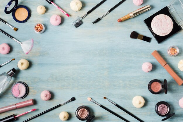Creatieve opstelling van cosmetica op gekleurd oppervlak