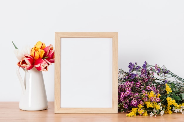 Creatieve opstelling van frame en bloemen