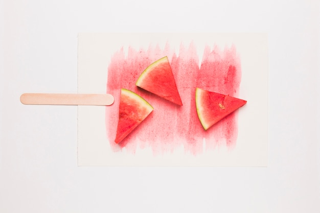 Creatieve samenstelling van ijslolly van rijpe watermeloen op stok