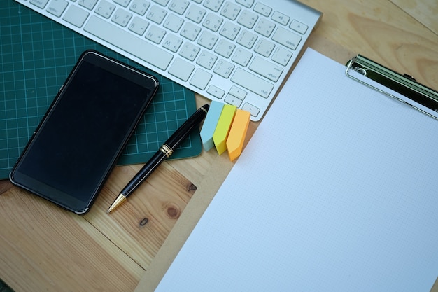 Gratis foto creatieve werkruimte bureau met notitieboekje