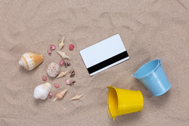 Creditcard en zomer elementen op het zand