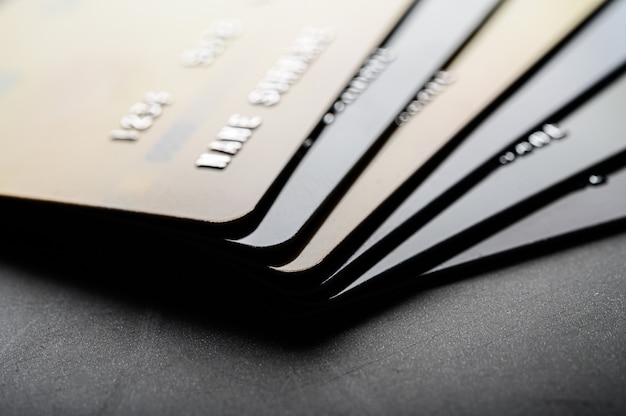 Creditcards die netjes op elkaar zijn gestapeld