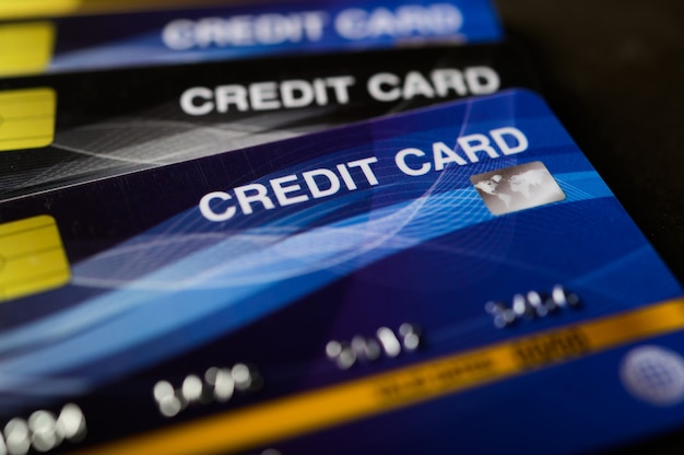 Creditcards die op de vloer worden gestapeld
