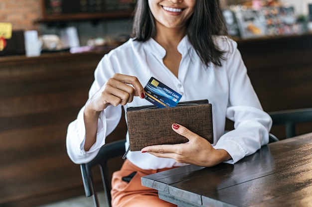 Creditcards uit een bruine tas accepteren om goederen te betalen