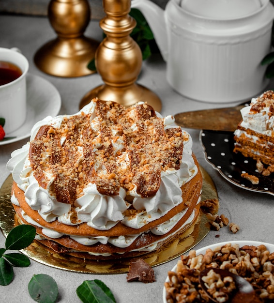 Crêpe cake met slagroom op de tafel