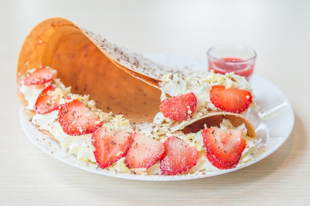 Crepe dessert met aardbeienfruit en slagroom