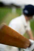 Gratis foto cricketspeler op het veld in actie