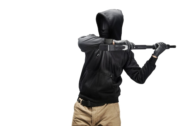 Criminele man in een verborgen masker met het geweer geïsoleerd op witte achtergrond